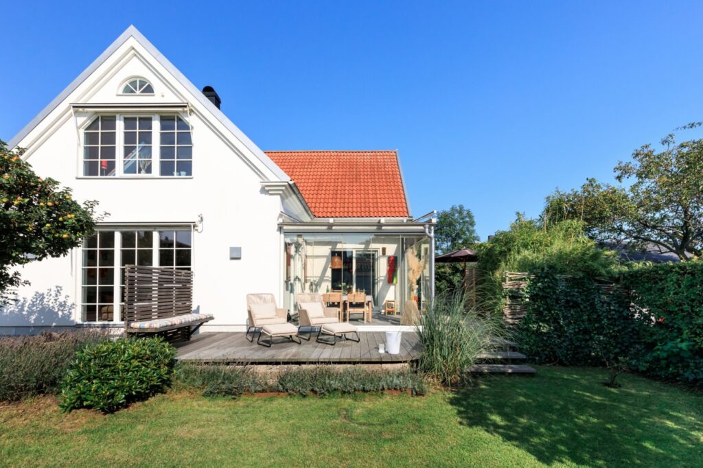 Målning av ytterpanel med lasyrfärg, Huddinge Holmgård