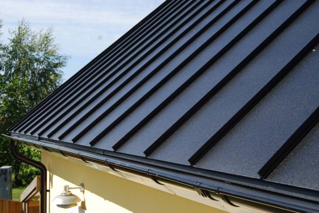 Installation av nya takrännor till kontorsfastighet i Botkyrka, Tingstorget