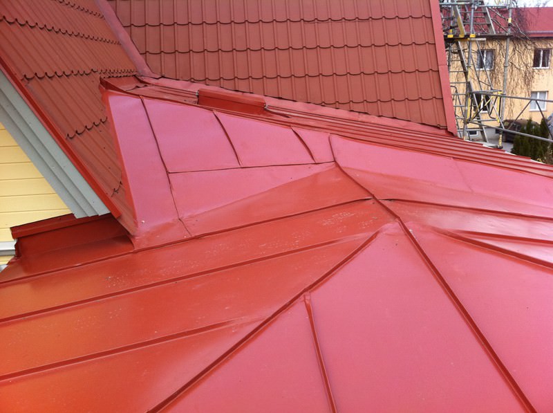 Byte av bandtäckning. Tullinge Björnkulla